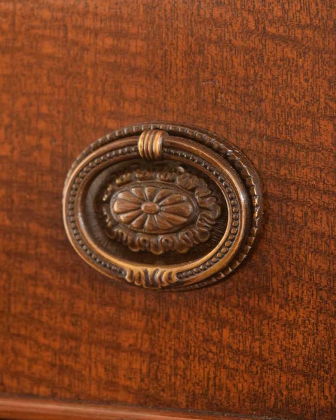 アンティークのデスク・書斎机　アンティーク家具　優雅な英国家具、カーブした曲線が美しいアンティークデスク（キドニー）。アンティークらしい取っ手アンティークらしいデザインの取っ手を、そっと引っ張って開けるたびに、宝箱を開けている気分です。(q-1862-f)