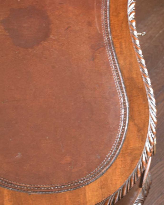 アンティークのデスク・書斎机　アンティーク家具　優雅な英国家具、カーブした曲線が美しいアンティークデスク（キドニー）。天板を近くから見ると･･･デスクは天板を使う家具なので、キレイにお直ししました。(q-1862-f)