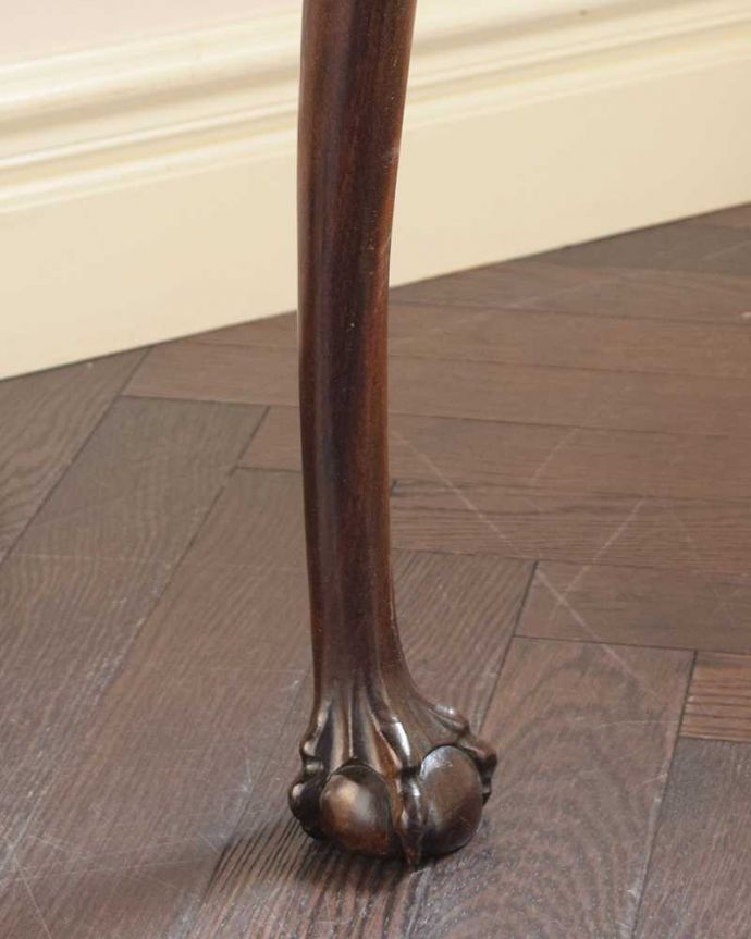 アンティークのデスク・書斎机　アンティーク家具　優雅な英国家具、カーブした曲線が美しいアンティークデスク（キドニー）。女性1人でラクラク運べちゃう仕掛けHandleのアンティークは、脚の裏にフェルトキーパーをお付けしています。(q-1862-f)