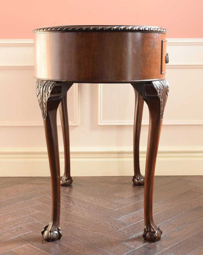 アンティークのデスク・書斎机　アンティーク家具　優雅な英国家具、カーブした曲線が美しいアンティークデスク（キドニー）。横顔も美しく！こんな風に見えますもちろん、横側もキレイに修復しているので、横から見てもキレイです。(q-1862-f)