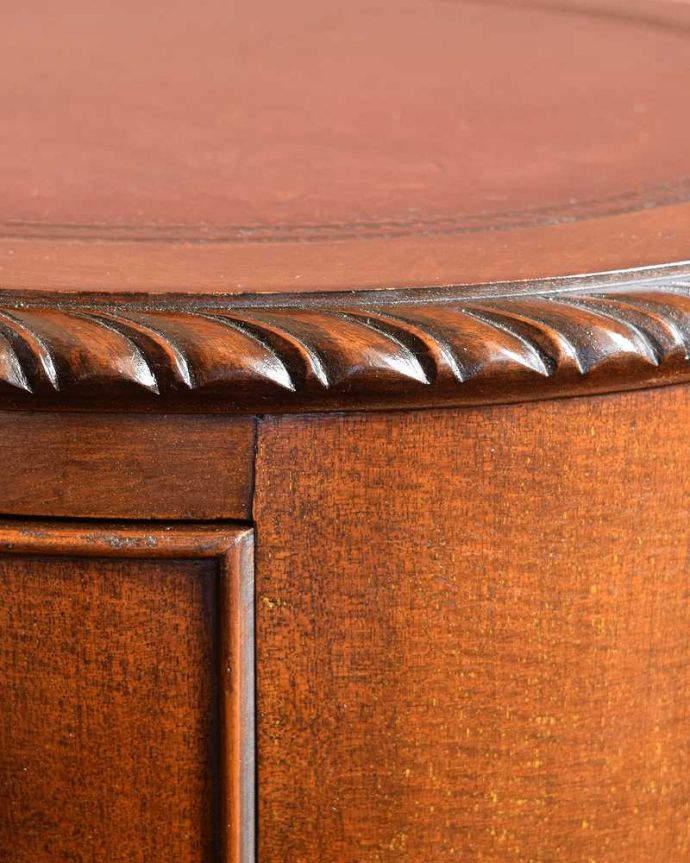アンティークのデスク・書斎机　アンティーク家具　優雅な英国家具、カーブした曲線が美しいアンティークデスク（キドニー）。惚れ惚れするような美しさとっても堅い無垢材に一体どうやって彫っていったんでしょう？アンティークらしく細かい彫りを眺めているだけでうっとりしてしまいます。(q-1862-f)