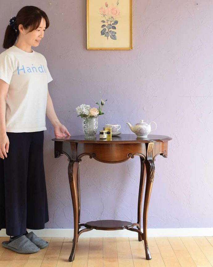 アンティークのテーブル アンティーク家具 天板を開くと収納が!美しすぎるイギリスのアンティークオケージョナルテーブル。どんな場所でも便利に使える小さなテーブルそもそも「オケージョナル」とは「便利に使える」と言う意味。(q-1863-f)