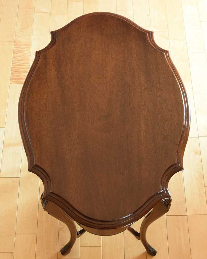 アンティークのテーブル アンティーク家具 天板を開くと収納が!美しすぎるイギリスのアンティークオケージョナルテーブル。天板の形を見てみると・・・テーブルの形を上から見ると、こんな感じです。(q-1863-f)