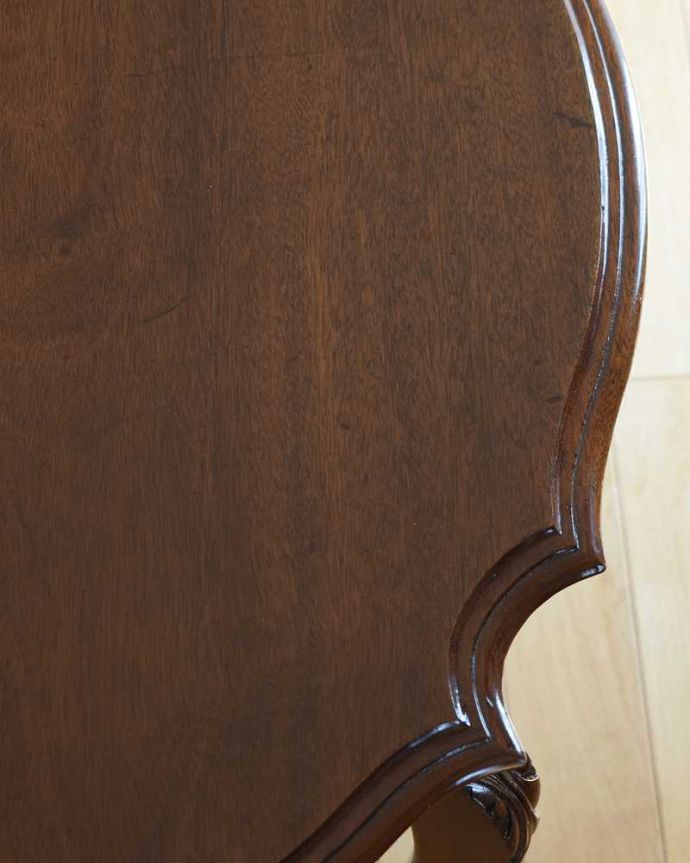 アンティークのテーブル アンティーク家具 天板を開くと収納が!美しすぎるイギリスのアンティークオケージョナルテーブル。天板を近づいてみると…アンティークだから手に入れることが出来る天板に使われている銘木の美しさにうっとりです。(q-1863-f)