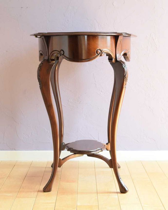 アンティークのテーブル アンティーク家具 天板を開くと収納が!美しすぎるイギリスのアンティークオケージョナルテーブル。クルッと回転。(q-1863-f)