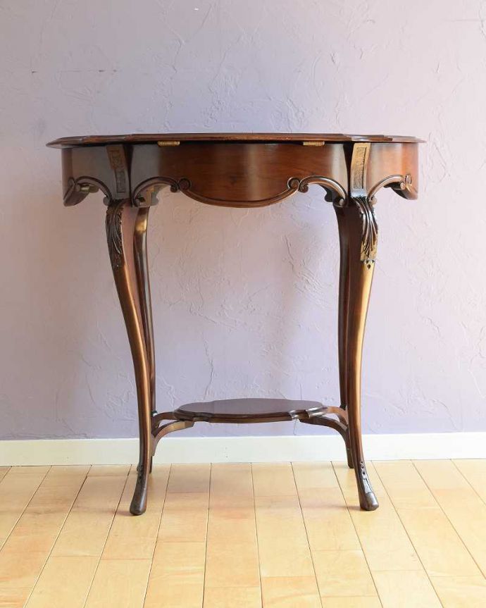 アンティークのテーブル アンティーク家具 天板を開くと収納が!美しすぎるイギリスのアンティークオケージョナルテーブル。こちら側も、もちろんキレイです!アンティークは新品ではないので、もちろん経年変化によるキズはありますが、専門の職人がキレイにお直しをしているので、どの角度から見てもキレイです。(q-1863-f)