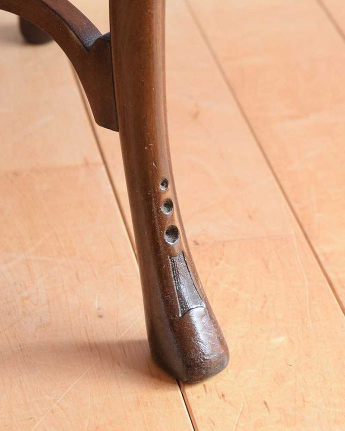 アンティークのテーブル アンティーク家具 天板を開くと収納が!美しすぎるイギリスのアンティークオケージョナルテーブル。持ち上げなくても移動できます!Handleのアンティークは、脚の裏にフェルトキーパーをお付けしていますので、床を滑らせてれば移動が簡単です。(q-1863-f)