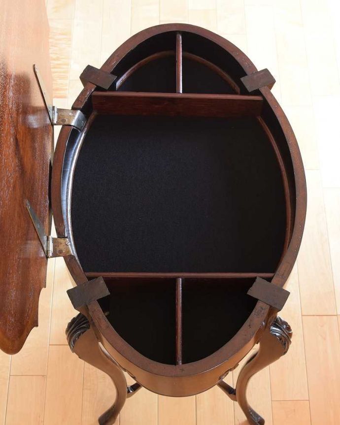 アンティークのテーブル アンティーク家具 天板を開くと収納が!美しすぎるイギリスのアンティークオケージョナルテーブル。天板を持ち上げると・・・中は収納ボックスになっています。(q-1863-f)