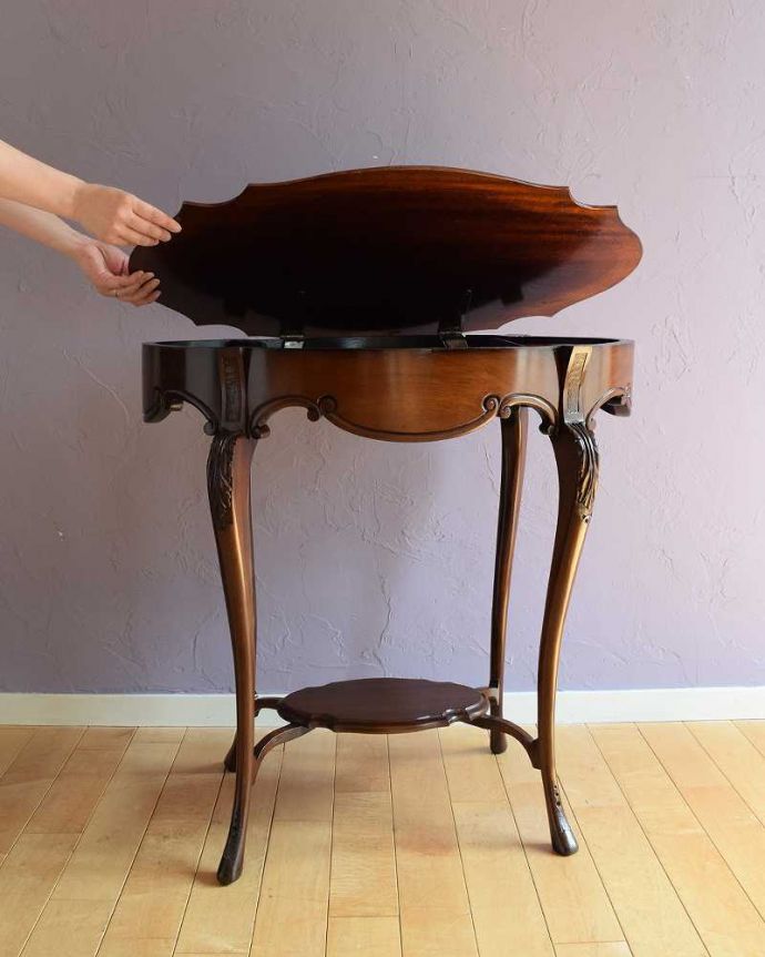 天板を開くと収納が！美しすぎるイギリスのアンティークオケージョナル