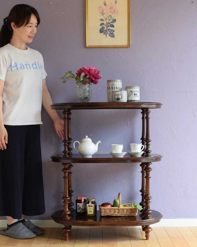 アンティークのキャビネット　アンティーク家具　ディスプレイを楽しむ為の家具ホワットノット、アンティークのオープンシェルフ。お気に入りを飾りながらオシャレに収納好きな雑貨や本、写真やおもちゃなどをなんでも置くだけで不思議とオシャレになっちゃいますよ。(q-1864-f)