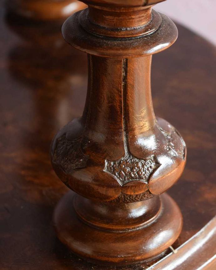 アンティークのキャビネット　アンティーク家具　ディスプレイを楽しむ為の家具ホワットノット、アンティークのオープンシェルフ。いろんな場所にこだわり彫のデザインもいろいろです。(q-1864-f)