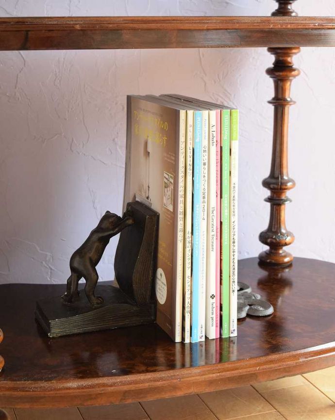 アンティークのキャビネット　アンティーク家具　ディスプレイを楽しむ為の家具ホワットノット、アンティークのオープンシェルフ。A4サイズも収納出来ちゃう優れものA4サイズの雑誌までしっかり収納出来ちゃう大きさ。(q-1864-f)