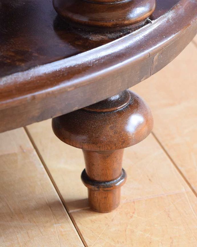 アンティークのキャビネット　アンティーク家具　ディスプレイを楽しむ為の家具ホワットノット、アンティークのオープンシェルフ。女性1人でラクラク運べちゃう仕掛けHandleのアンティークは、脚の裏にフェルトキーパーをお付けしています。(q-1864-f)