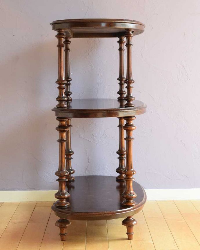 アンティークのキャビネット　アンティーク家具　ディスプレイを楽しむ為の家具ホワットノット、アンティークのオープンシェルフ。横から見ても素敵なんですしっかりお直ししてありますので、長くお使いいただけます。(q-1864-f)