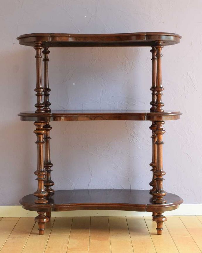 アンティークのキャビネット　アンティーク家具　ディスプレイを楽しむ為の家具ホワットノット、アンティークのオープンシェルフ。キレイに修復しました！アンティークは新品ではないので、もちろん経年変化によるキズはありますが、専門の職人がキレイにお直しをしているので、後ろ姿までキレイです。(q-1864-f)