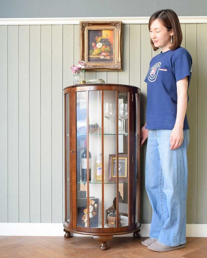 アンティークのキャビネット アンティーク家具 ハーフムーンの素敵な英国のアンティークガラスキャビネット(ショーケース)。キラキラに輝くガラスのキャビネット。(q-1865-f)