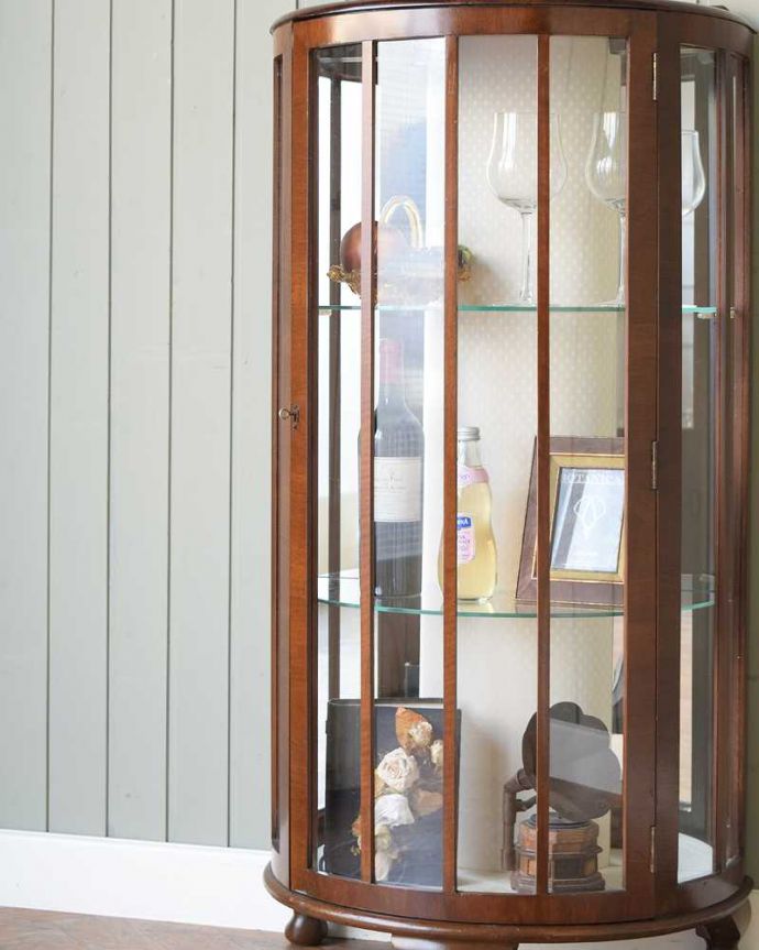 アンティークのキャビネット アンティーク家具 ハーフムーンの素敵な英国のアンティークガラスキャビネット(ショーケース)。ガラス越しに中をのぞいてみると・・・光りが入るとミラーに反射してキラッと輝くから、中に入れたものにまるでスポットライトが当たっているように見えちゃうんです。(q-1865-f)
