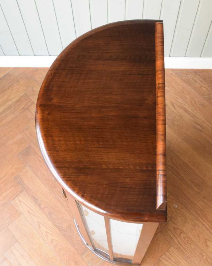 アンティークのキャビネット アンティーク家具 ハーフムーンの素敵な英国のアンティークガラスキャビネット(ショーケース)。上から見るとよく分かるキャビネットの形全体の形はこんな感じです。(q-1865-f)