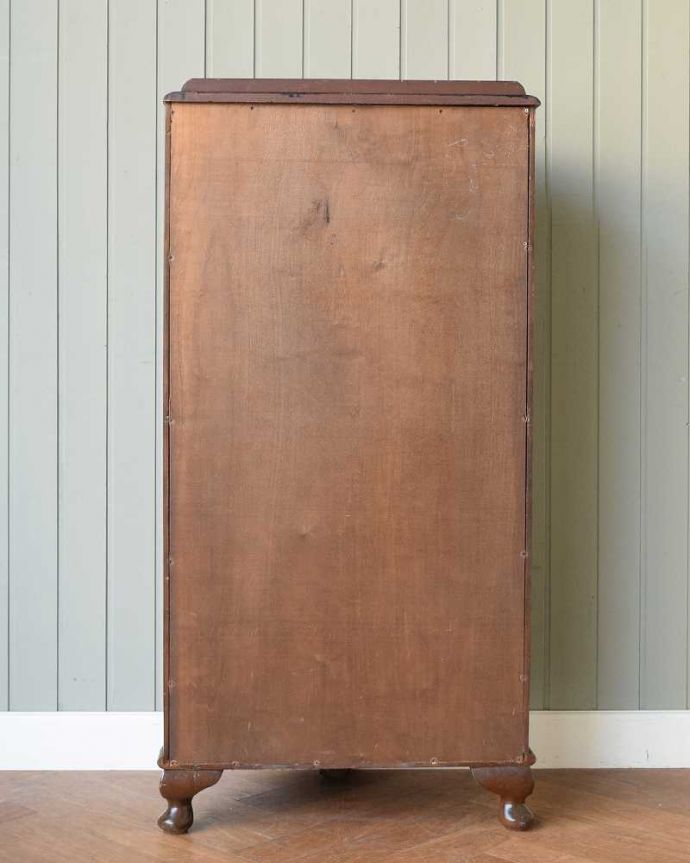 アンティークのキャビネット アンティーク家具 ハーフムーンの素敵な英国のアンティークガラスキャビネット(ショーケース)。もちろん背中を見てもキレイですアンティークは新品ではないので経年変化によるキズはありますが、専門の職人がキレイにお直ししたので、背中もキレイです。(q-1865-f)