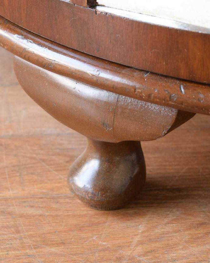 アンティークのキャビネット アンティーク家具 ハーフムーンの素敵な英国のアンティークガラスキャビネット(ショーケース)。女性1人でもラクに運べちゃうヒミツHandleのアンティークは、脚の裏にフェルトキーパーをお付けしているので、床を滑らせれば女性でも移動がカンタンに出来ます!ご安心下さい。(q-1865-f)