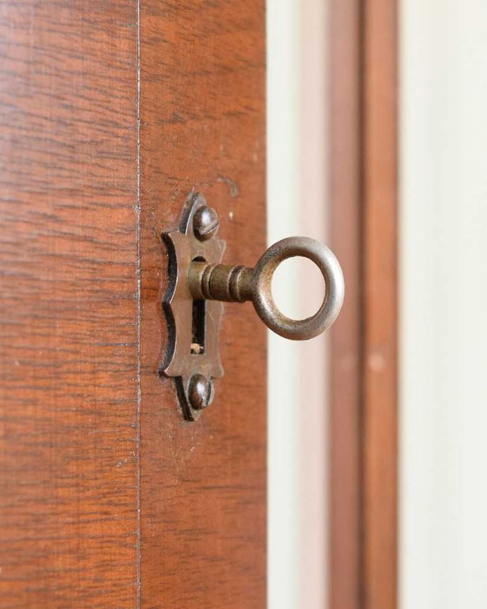 アンティークのキャビネット アンティーク家具 ハーフムーンの素敵な英国のアンティークガラスキャビネット(ショーケース)。開ける度にワクワクする取っ手鍵が取っ手になっているので、中を開ける度にまるで宝箱を開ける気分です。(q-1865-f)