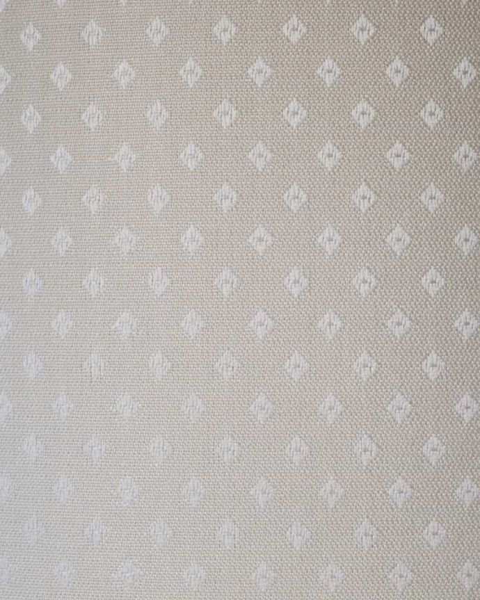 アンティークのキャビネット アンティーク家具 ハーフムーンの素敵な英国のアンティークガラスキャビネット(ショーケース)。新しく貼り替えましたキャビネットに似合う生地を選んで張り替えた背板。(q-1865-f)