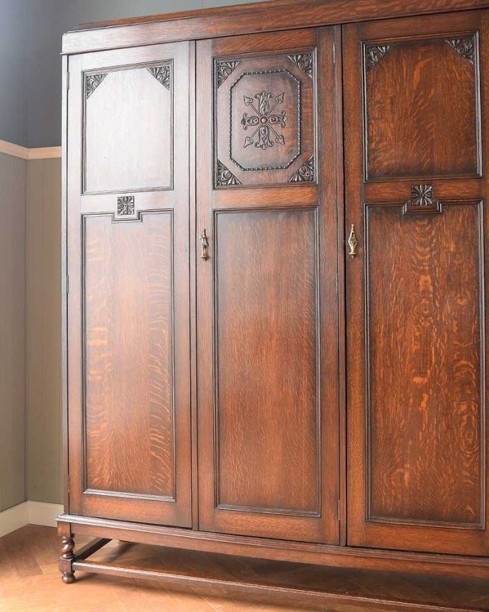 アンティーク家具 英国らしい紳士のアンティーク家具、3枚扉のかっこいいワードローブ 。アンティークらしい装飾が魅力サイズの大きい家具だからこそ、やっぱり美しい装飾がアンティークの魅力。(q-1866-f)