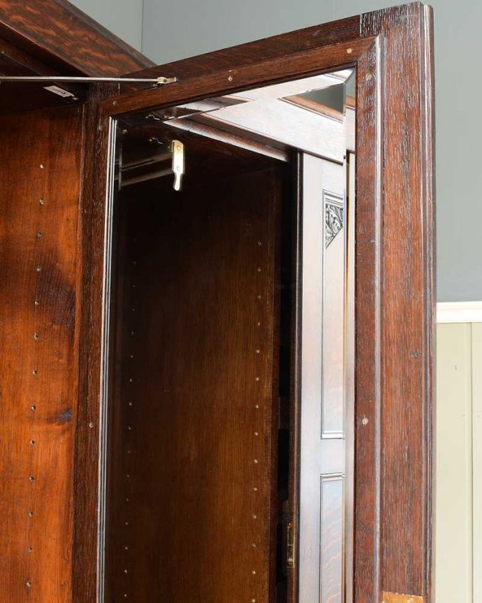 アンティーク家具 英国らしい紳士のアンティーク家具、3枚扉のかっこいいワードローブ 。身だしなみを整えて・・・こちらは新しいミラーに交換しました。(q-1866-f)