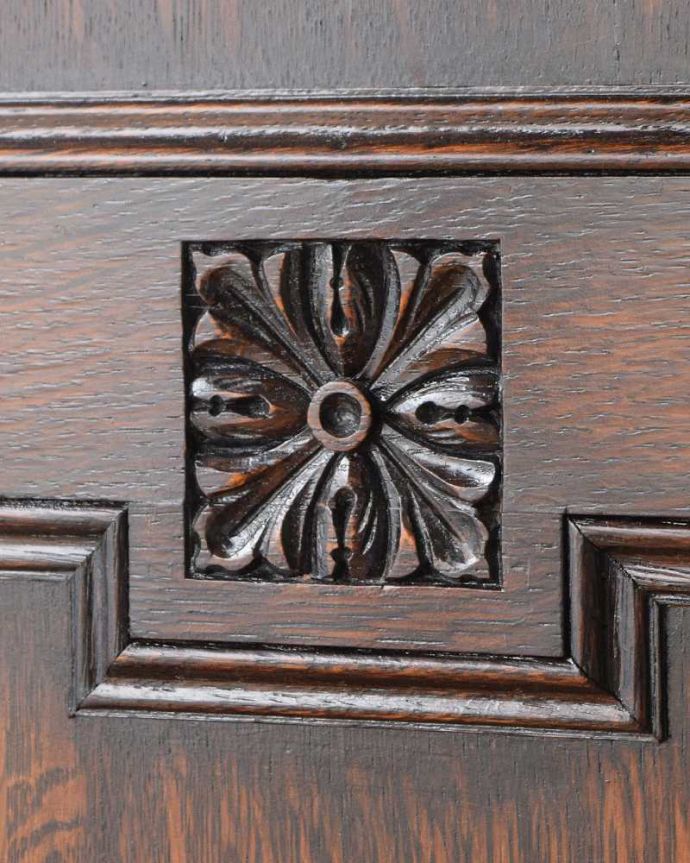 アンティーク家具 英国らしい紳士のアンティーク家具、3枚扉のかっこいいワードローブ 。惚れ惚れしちゃう美しさこんなに堅い無垢材に一体どうやって彫ったんだろう?と不思議になるくらい細かい彫にうっとりです。(q-1866-f)