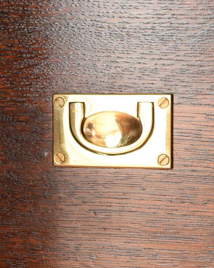 アンティーク家具 英国らしい紳士のアンティーク家具、3枚扉のかっこいいワードローブ 。アンティークらしい素敵な取っ手取っ手のデザインも美しい・・・こんなところからもアンティークらしさが感じられます。(q-1866-f)