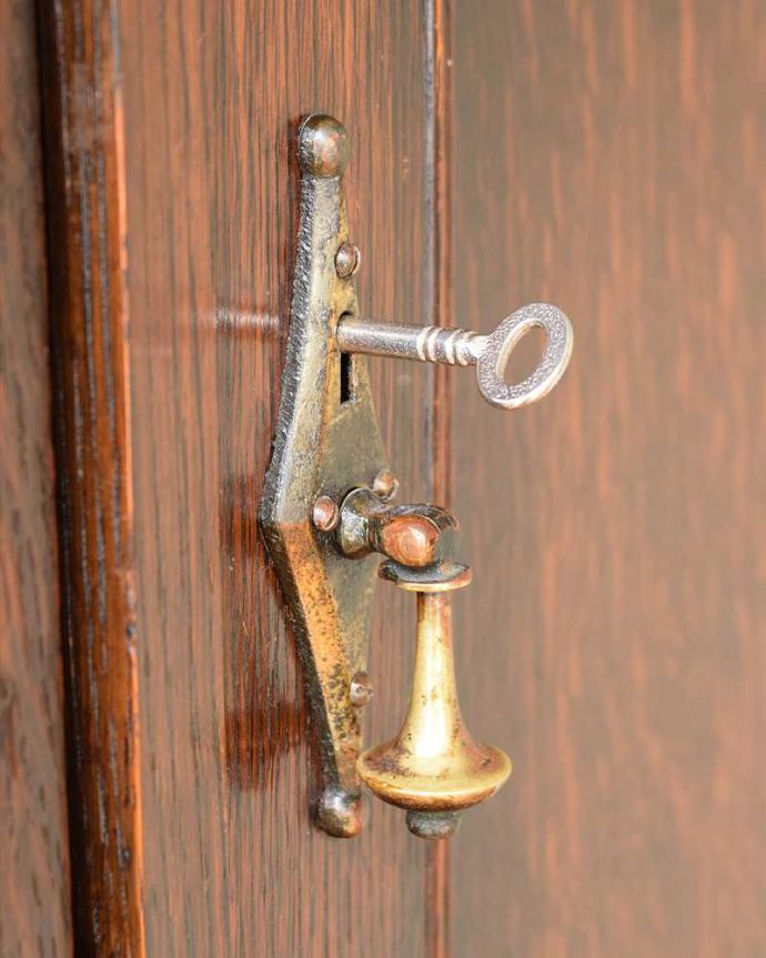アンティーク家具 英国らしい紳士のアンティーク家具、3枚扉のかっこいいワードローブ 。小さなパーツにもこだわり取っ手だけを見ていても現代とは違って良質な素材が使われているのが分かります。(q-1866-f)