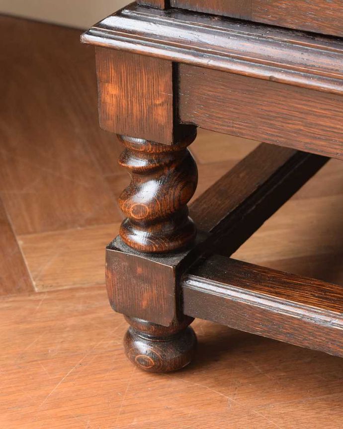 アンティーク家具 英国らしい紳士のアンティーク家具、3枚扉のかっこいいワードローブ 。女性でも運べちゃう理由は・・・Handleのアンティークは、脚の裏にフェルトキーパーをお付けしていますので、重い家具でも床を滑らせて移動出来ます。(q-1866-f)