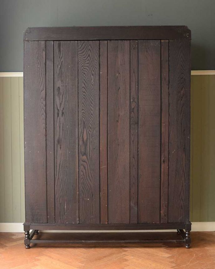 アンティーク家具 英国らしい紳士のアンティーク家具、3枚扉のかっこいいワードローブ 。実は後ろ姿もキレイなんです。(q-1866-f)