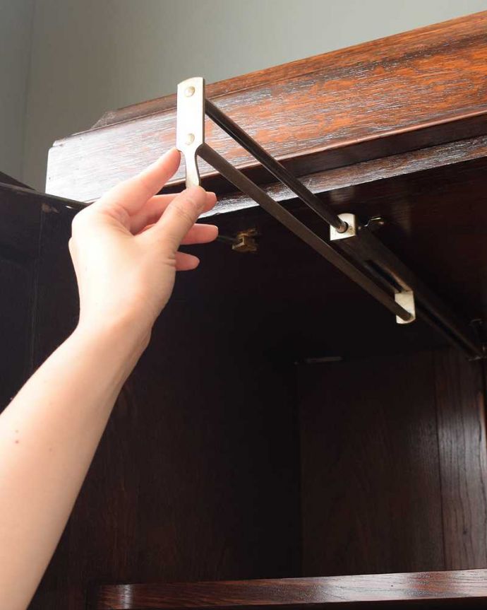 アンティーク家具 英国らしい紳士のアンティーク家具、3枚扉のかっこいいワードローブ 。スライドしますスライド式のハンガーが付いているので、便利に使うことができます。(q-1866-f)