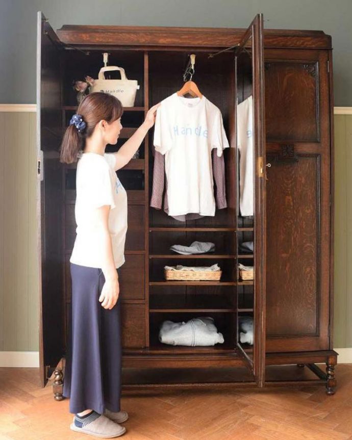 アンティーク家具 英国らしい紳士のアンティーク家具、3枚扉のかっこいいワードローブ 。今日は何を着ようかな?お出かけ前のひとときも、このワードローブがあれば、さらに楽しい時間になります。(q-1866-f)