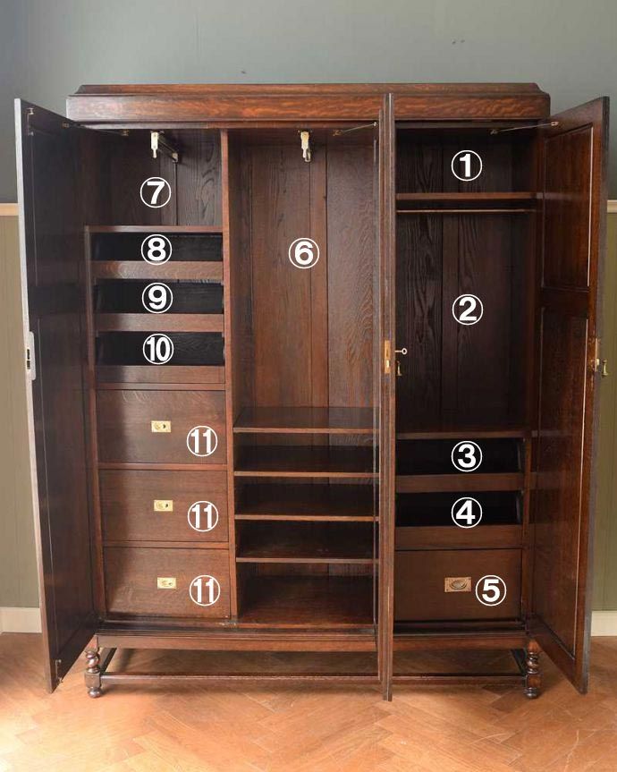 アンティーク家具 英国らしい紳士のアンティーク家具、3枚扉のかっこいいワードローブ 。扉を開けて中を見ると・・・こんな感じで、たっぷり収納できます。(q-1866-f)