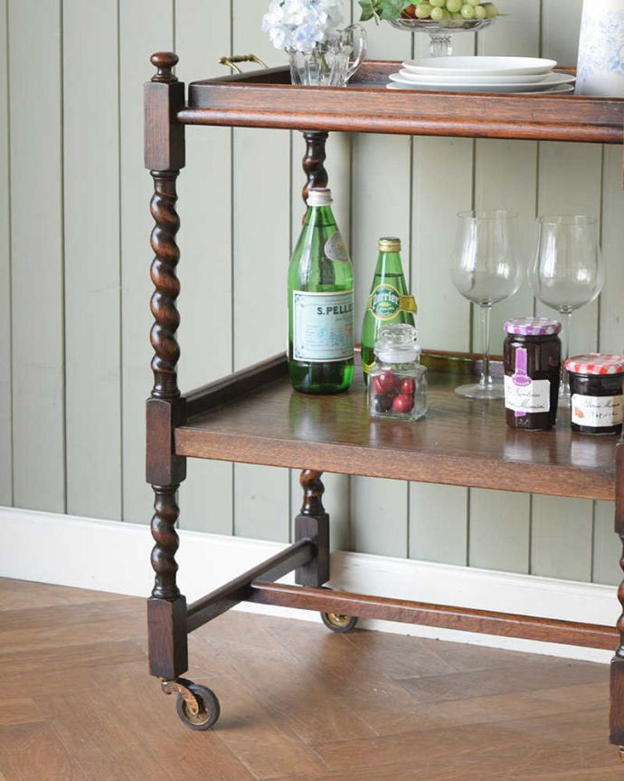 アンティークのワゴン・トローリー アンティーク家具 トレー付きでとっても便利な英国アンティークトロリー(ワゴン)。アンティークのワゴンは使い方が自由自在簡単に移動が出来るワゴン。(q-1867-f)