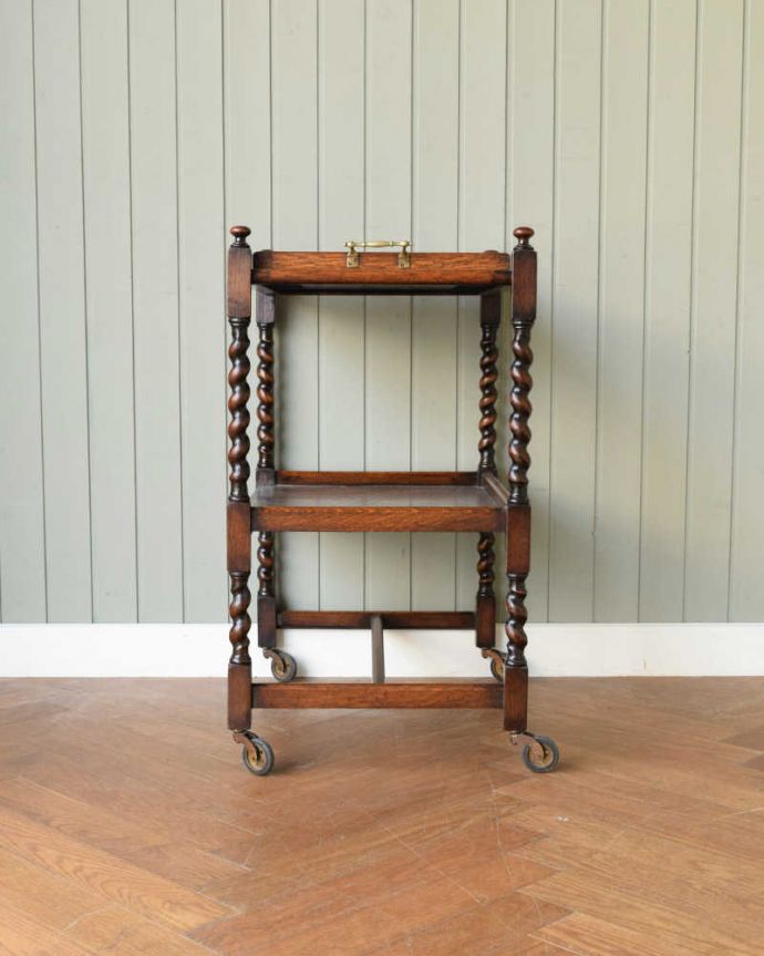 アンティークのワゴン・トローリー アンティーク家具 トレー付きでとっても便利な英国アンティークトロリー(ワゴン)。キッチンだけじゃもったいない!アンティークのワゴンはデザインもキレイなので、キッチン用として使うだけじゃなく、家具としていろいろ使えます。(q-1867-f)