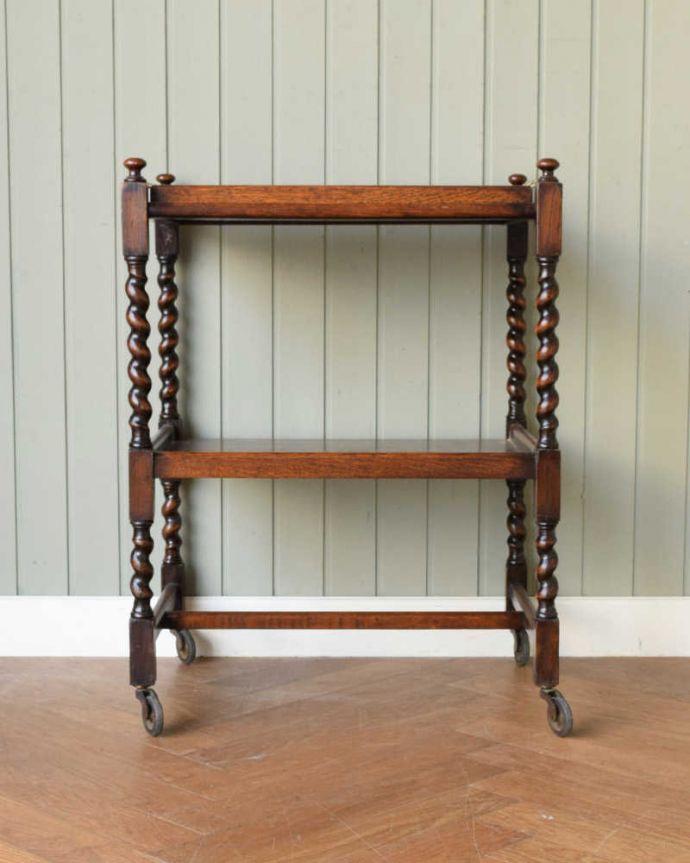 アンティークのワゴン・トローリー アンティーク家具 トレー付きでとっても便利な英国アンティークトロリー(ワゴン)。360度、どこから見てもキレイアンティークは新品ではないので、もちろん経年変化によるキズはありますが、専門の職人がキレイにお直しをしているので、どの角度から見てもキレイです。(q-1867-f)