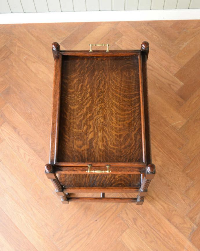 アンティークのワゴン・トローリー アンティーク家具 トレー付きでとっても便利な英国アンティークトロリー(ワゴン)。上から見るとこんな形です修復にもいろんな方法がありますが、Handleではこだわって仕上げています。(q-1867-f)