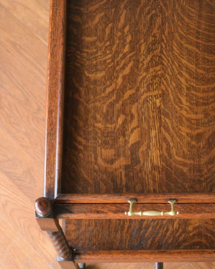 アンティークのワゴン・トローリー アンティーク家具 トレー付きでとっても便利な英国アンティークトロリー(ワゴン)。近づいてみると・・・修復にもいろんな方法がありますが、Handleでは塗装にこだわって古い塗装を剥離して再塗装していますのでピカピカです。(q-1867-f)