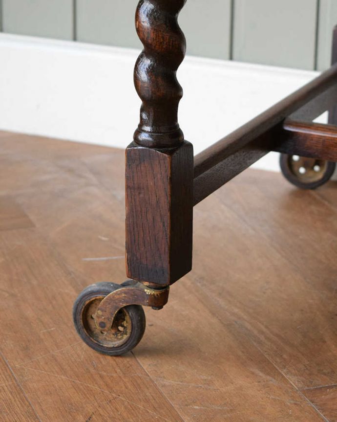 アンティークのワゴン・トローリー アンティーク家具 トレー付きでとっても便利な英国アンティークトロリー(ワゴン)。ちゃんと動きます脚先にはキャスターが。(q-1867-f)