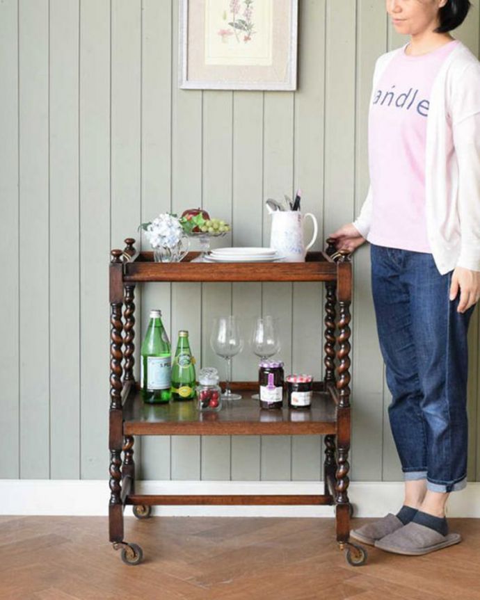 アンティークのワゴン・トローリー アンティーク家具 トレー付きでとっても便利な英国アンティークトロリー(ワゴン)。コロコロ転がせて移動も楽チン!アンティークの中でも人気の高いワゴン。(q-1867-f)