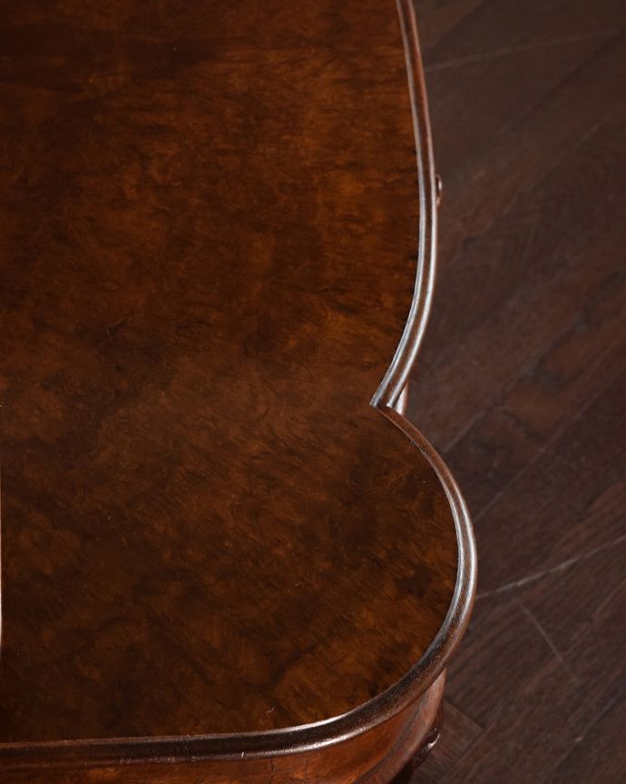 アンティークのドレッサー　アンティーク家具　1890年代のアンティークドレッシングテーブル、高級感溢れる英国の家具。天板の塗装もキレイ近づいてみると、ピッカピカでキレイに仕上げた天板の塗装。(q-1868-f)