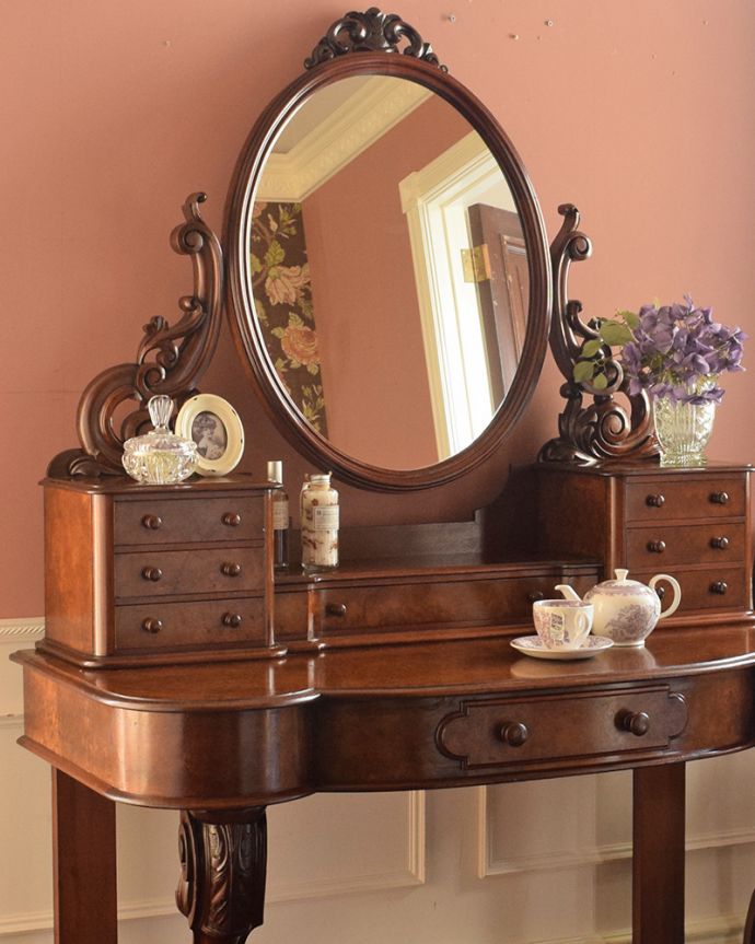 アンティークのドレッサー　アンティーク家具　1890年代のアンティークドレッシングテーブル、高級感溢れる英国の家具。英国アンティークが持つ素材の華やかさ木目の美しさが際立つ英国アンティークらしいドレッシングチェスト。(q-1868-f)