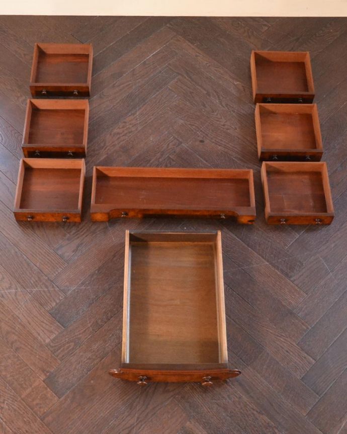 アンティークのドレッサー　アンティーク家具　1890年代のアンティークドレッシングテーブル、高級感溢れる英国の家具。引き出しの中もキレイに修復しました何も入れてもいいようにアンティーク家具専門の職人がキレイにお直ししました。(q-1868-f)