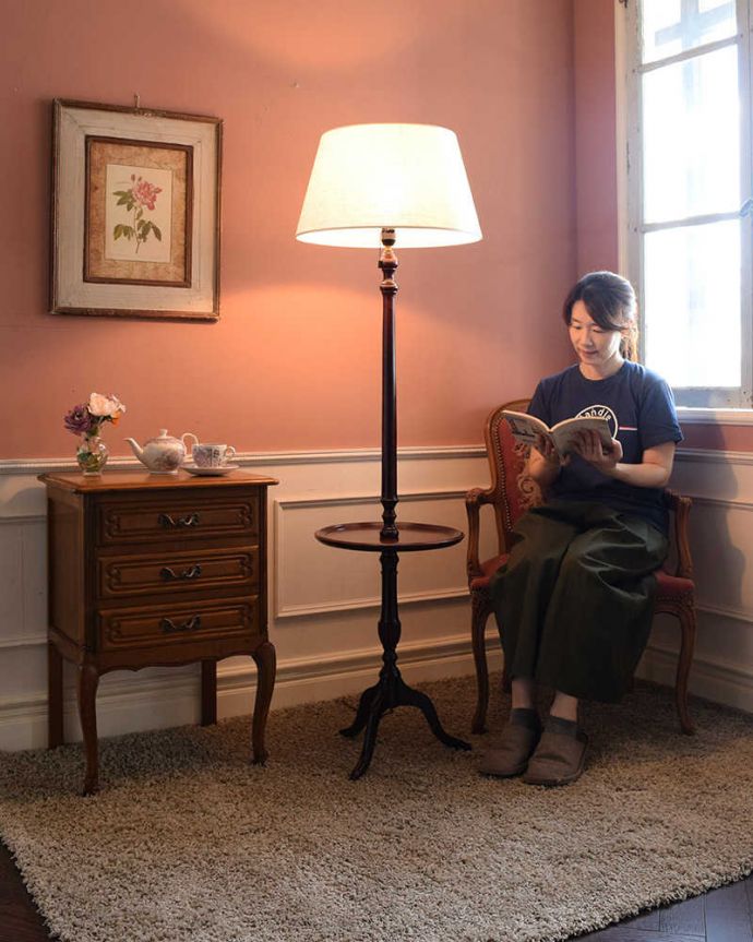 トライポッド　照明・ライティング　テーブルが付いた珍しい英国アンティークのフロアランプ（Ｅ26電球付）。。(q-1869-f)