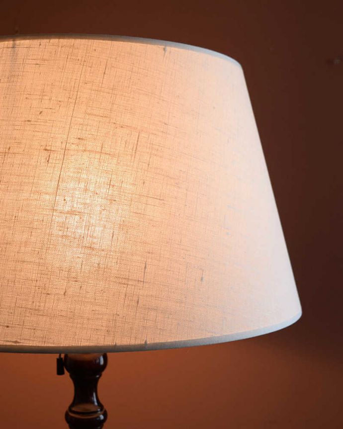 トライポッド　照明・ライティング　テーブルが付いた珍しい英国アンティークのフロアランプ（Ｅ26電球付）。。(q-1869-f)