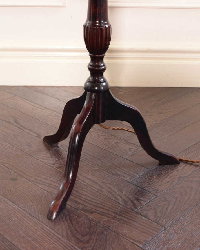 トライポッド　照明・ライティング　テーブルが付いた珍しい英国アンティークのフロアランプ（Ｅ26電球付）。。(q-1869-f)