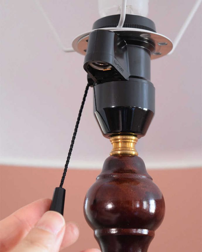 トライポッド　照明・ライティング　テーブルが付いた珍しい英国アンティークのフロアランプ（Ｅ26電球付）。。(q-1869-f)